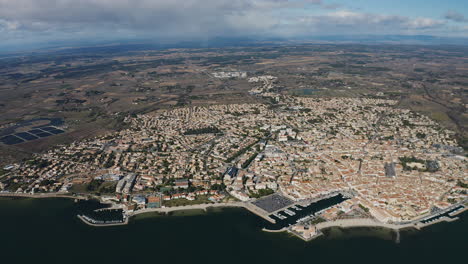 Vista-Aérea-Global-Del-Pueblo-Pesquero-De-Mèze-A-Lo-Largo-Del-Etang-De-Thau